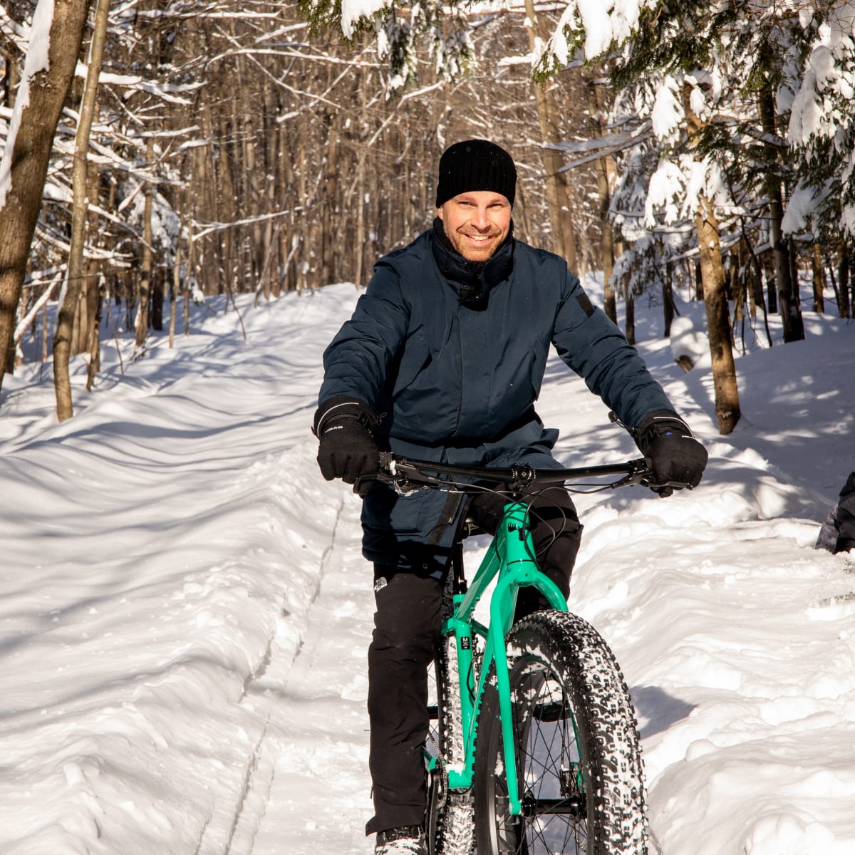 Tourisme Drummondville man riding a fatbike in the snow