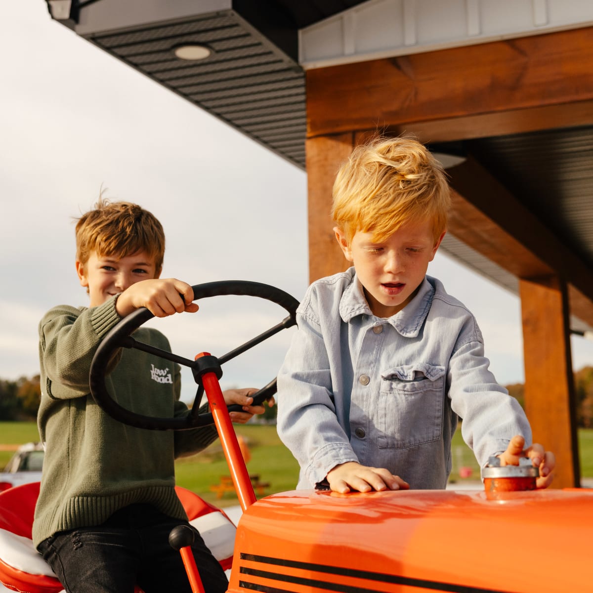 Enfants sur un tracteur