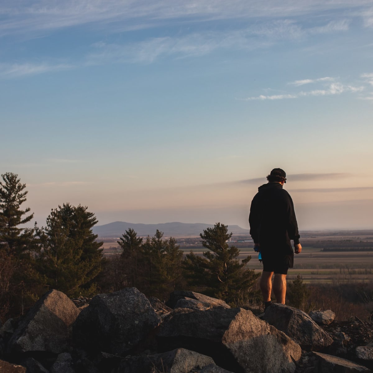 Homme au sommet d'une montagne dans le Haut-Richelieu.