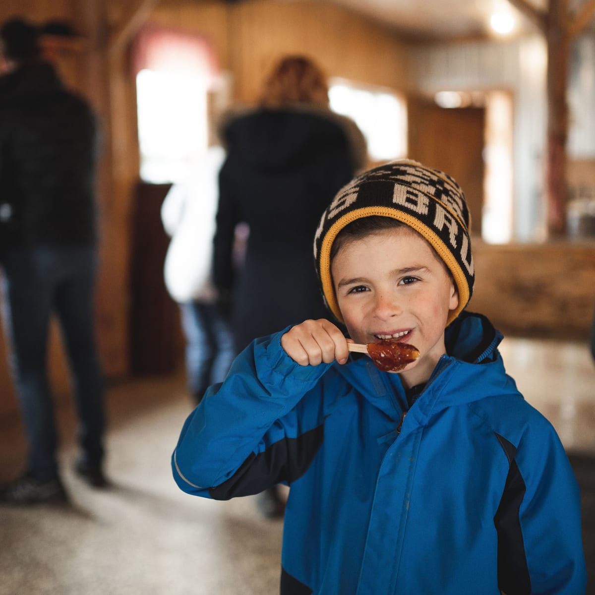 Enfant mangeant de la tire d'érable.