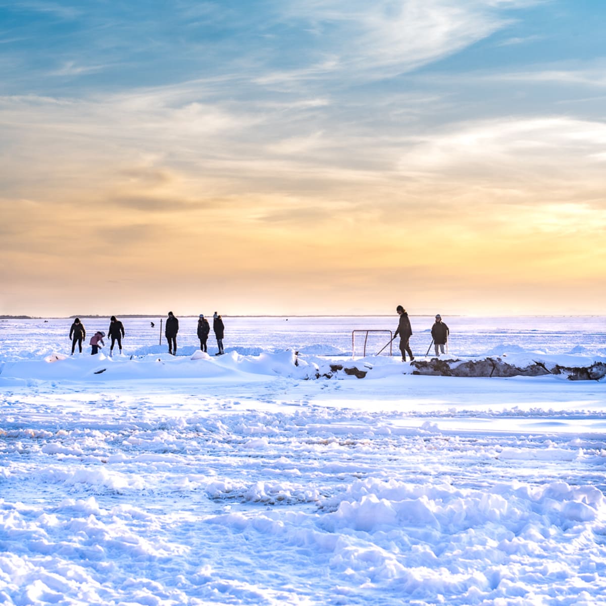Partie de hockey sur un lac gelé.
