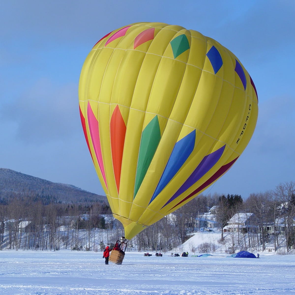 Hot-air balloon in the winter in Haut-Richelieu.