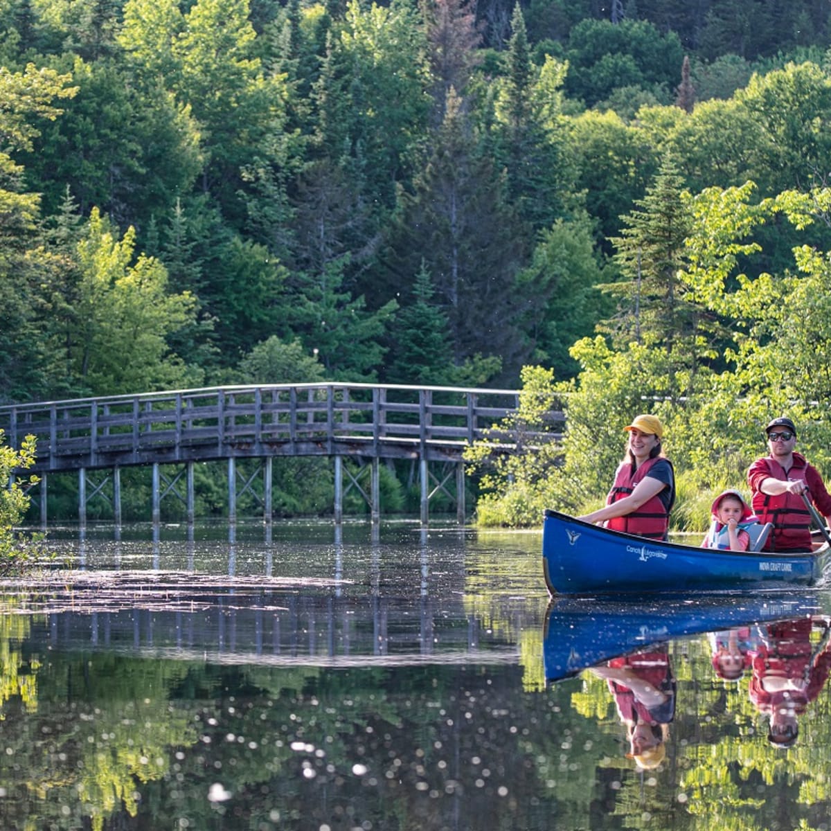 Family on a canoe at Marais du Nord.
