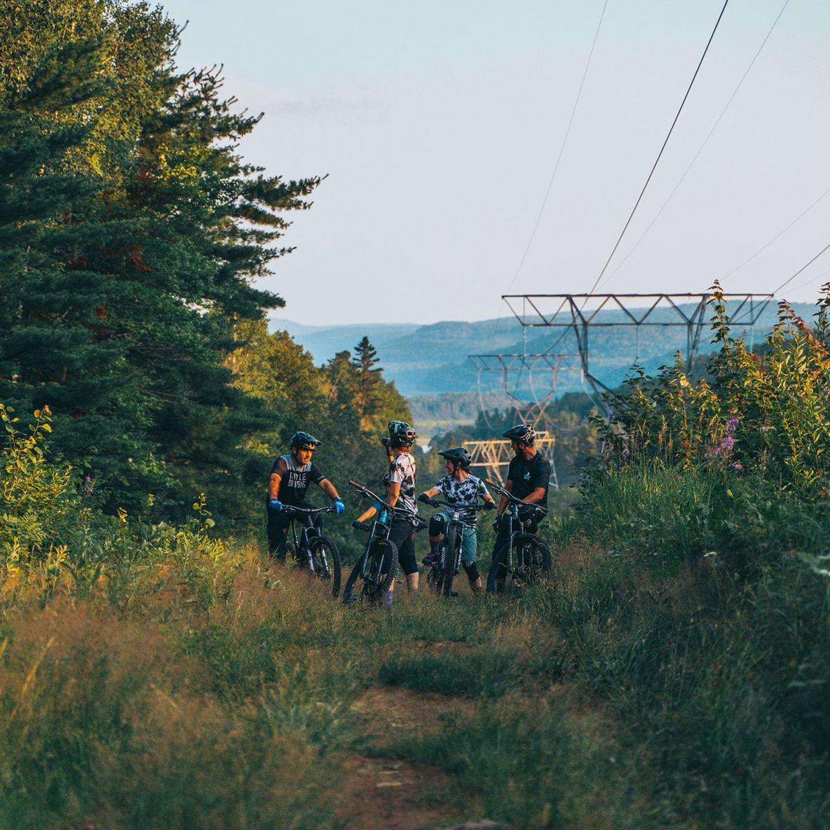 Groupe en vélo en haut d'une colline. 