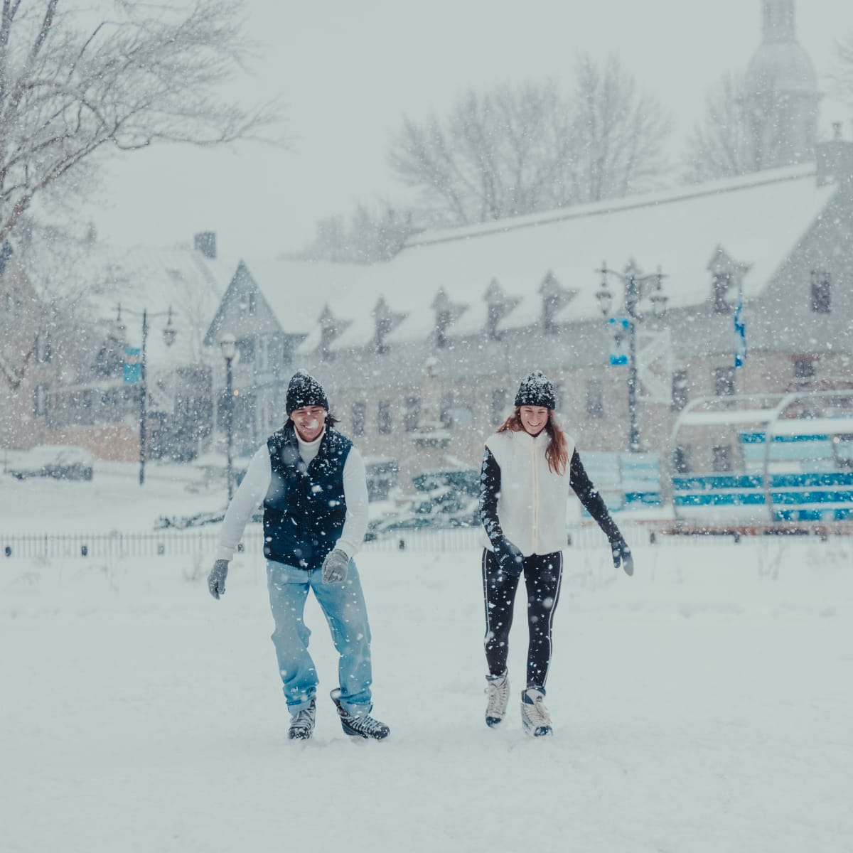 Couple patinant sur un lac gelé.