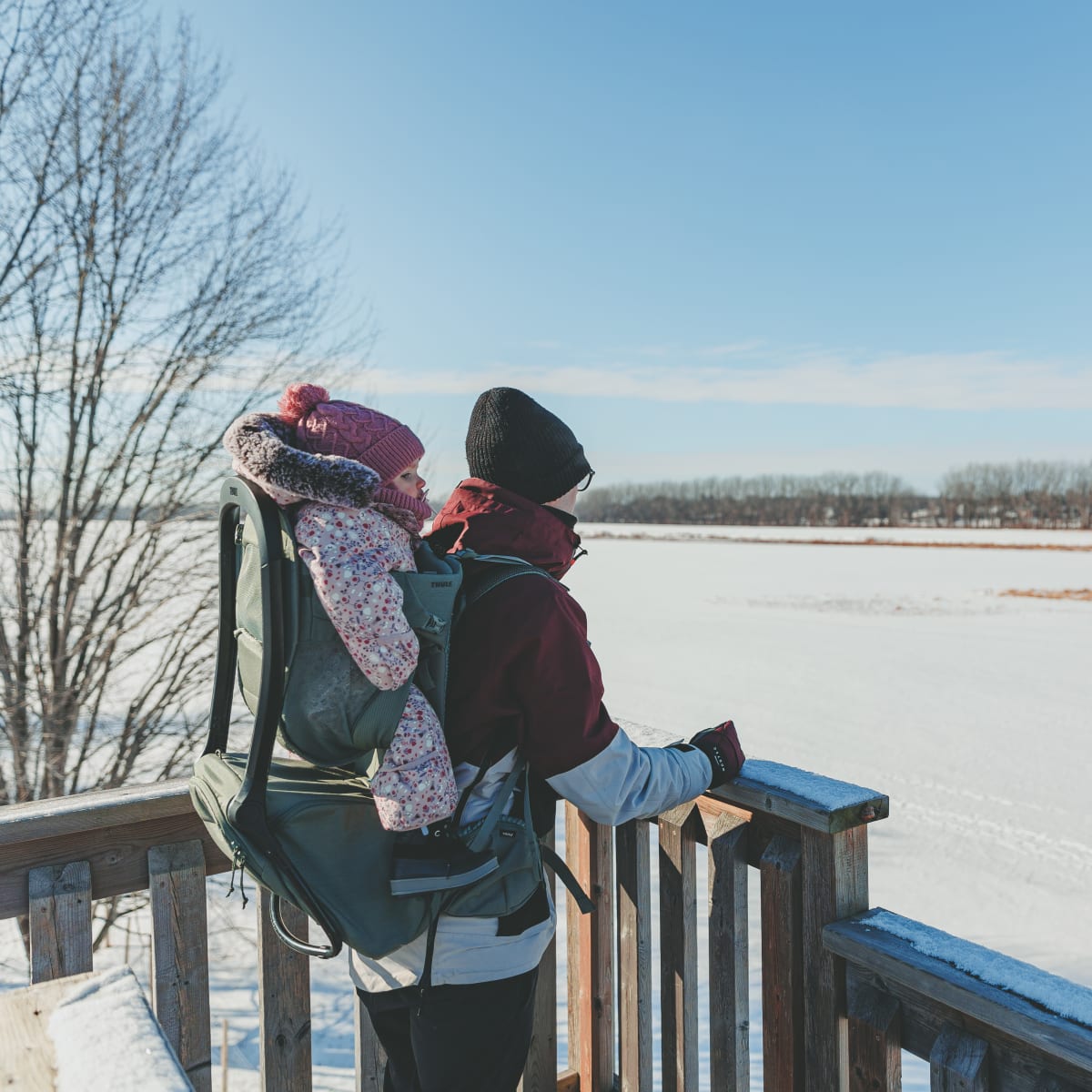 Mère et bambin regardant une paysage d'hiver d'un belvédère.