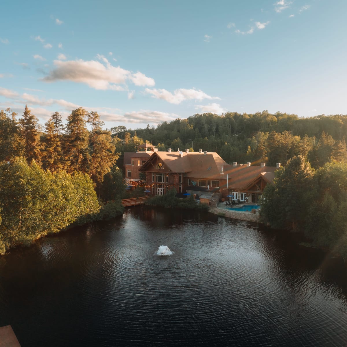 Aerial view of the Auberge du Lac Taureau and its lake.