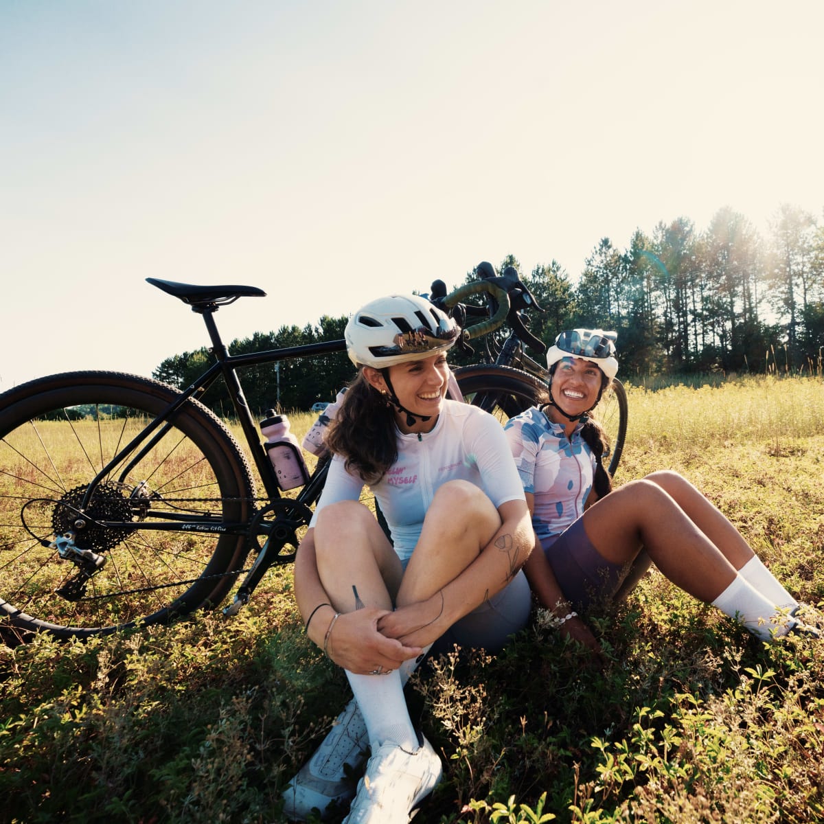 2 femmes à vélo.