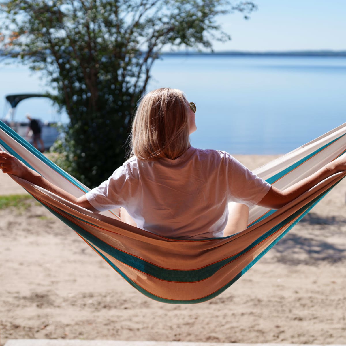 Femme relaxant dans un hamac.