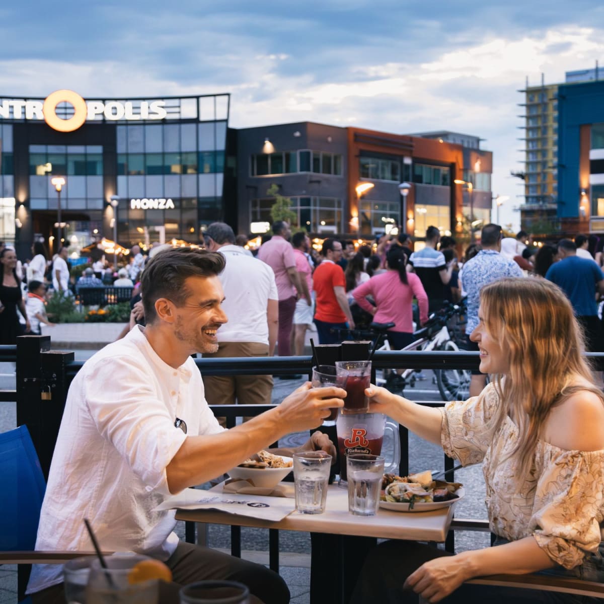 Tourisme Laval - Couple on patio, Centropolis