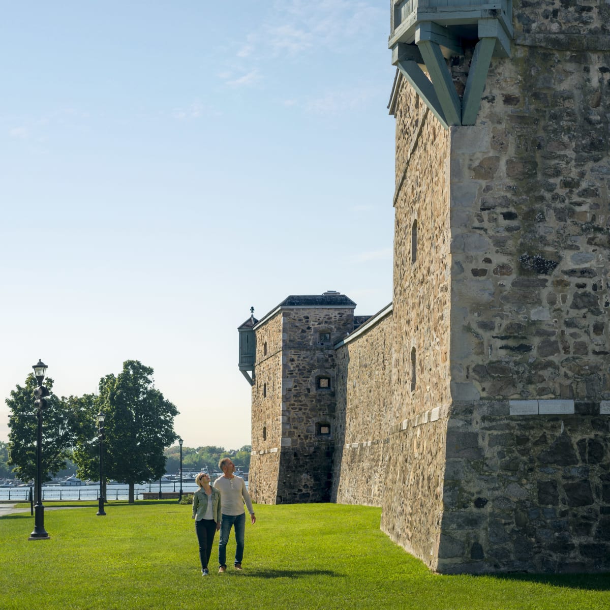 Deux personnes se baladant à côté du Fort de Chambly.