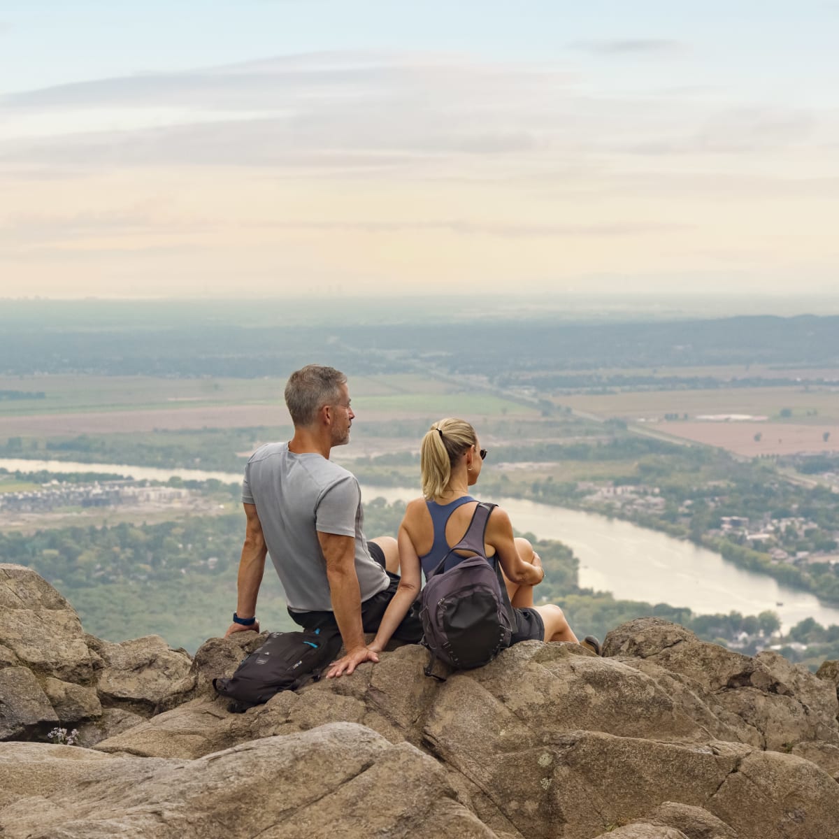 Randonneurs au sommet d'une montagne. 