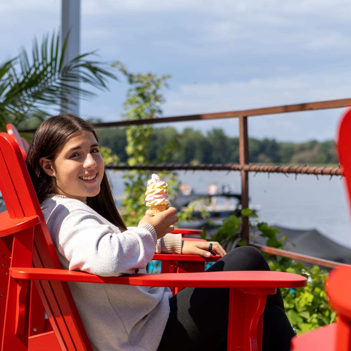 MRC Nicolet-Yamaska - Personne assise sur une chaise rouge, tenant un cornet de crème glacée