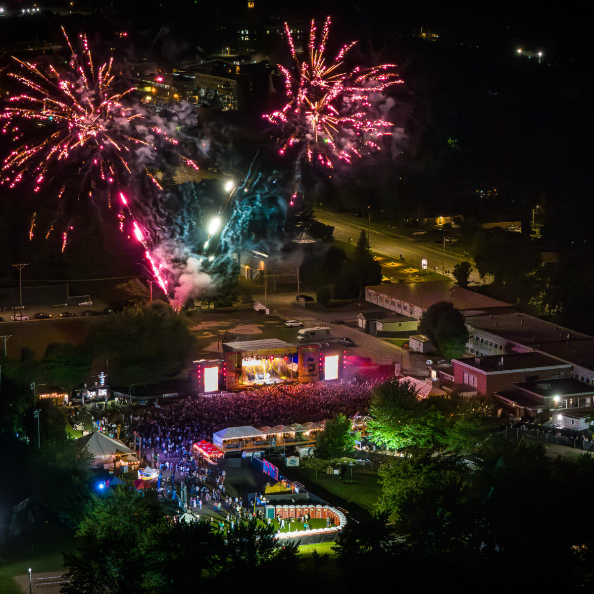 MRC Nicolet-Yamaska - Vue aérienne d'une foule devant une scène de spectacle, avec des feux d'artifices à l'arrière