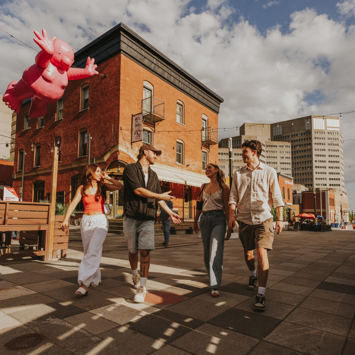 Young people walking in Gatineau.