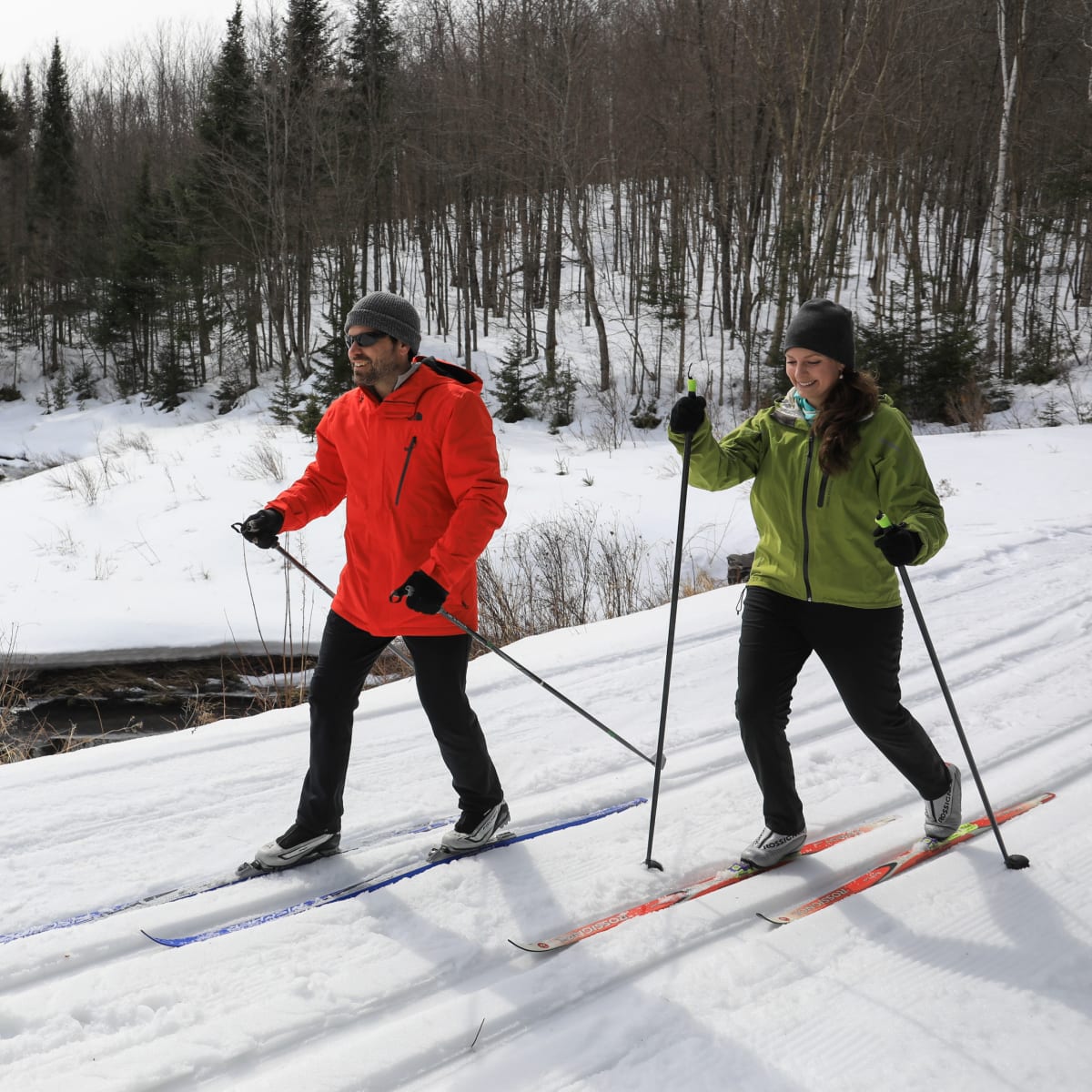 Couple cross-country skiing at Kenauk Nature. 