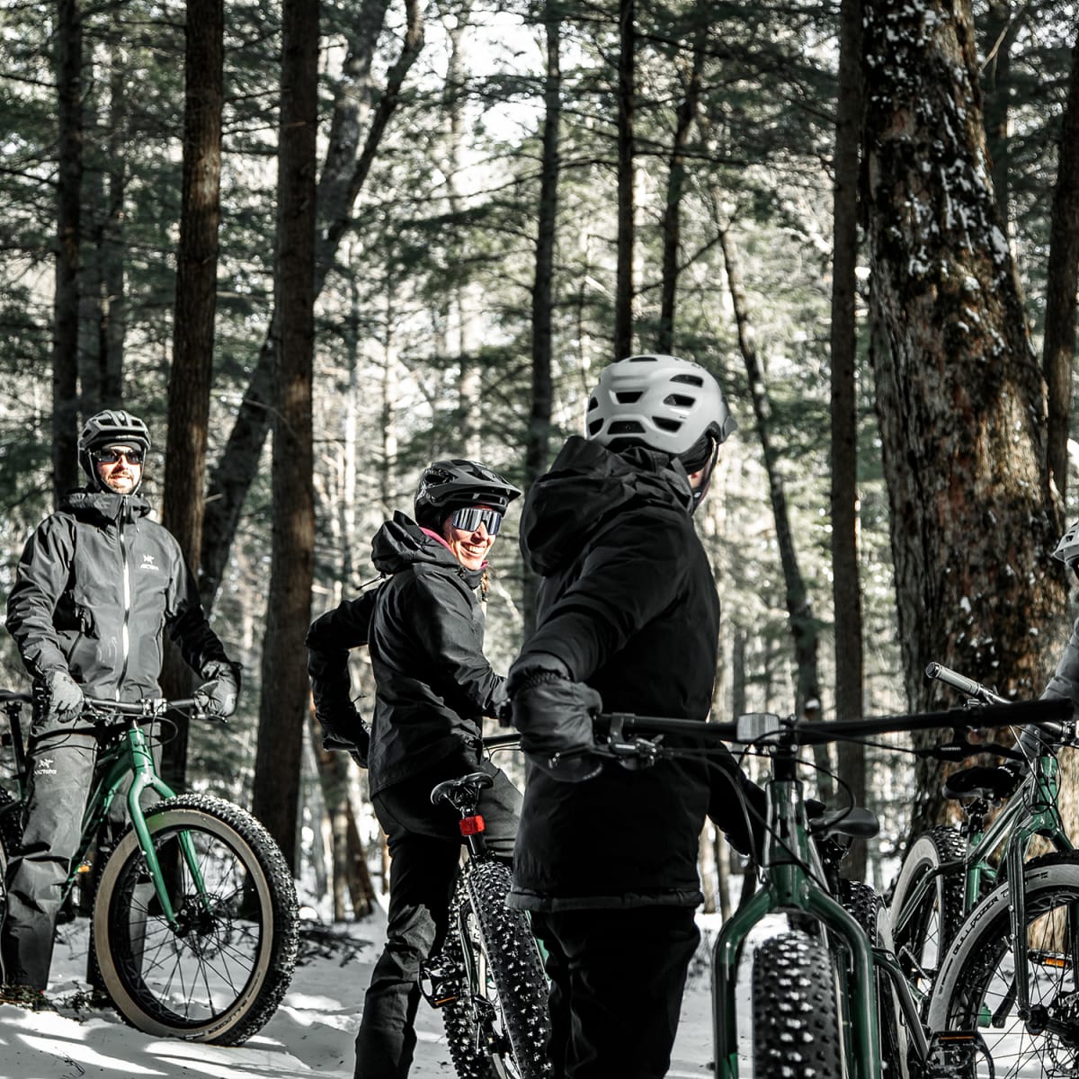 Groupe de personnes en vélo d'hiver.
