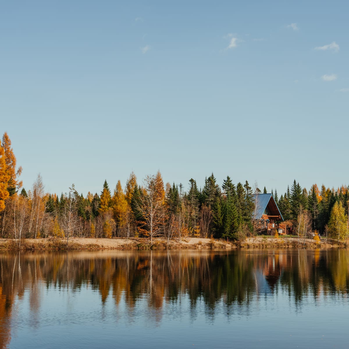 Lakeside cottage in autumn at Au Chalet en bois rond.