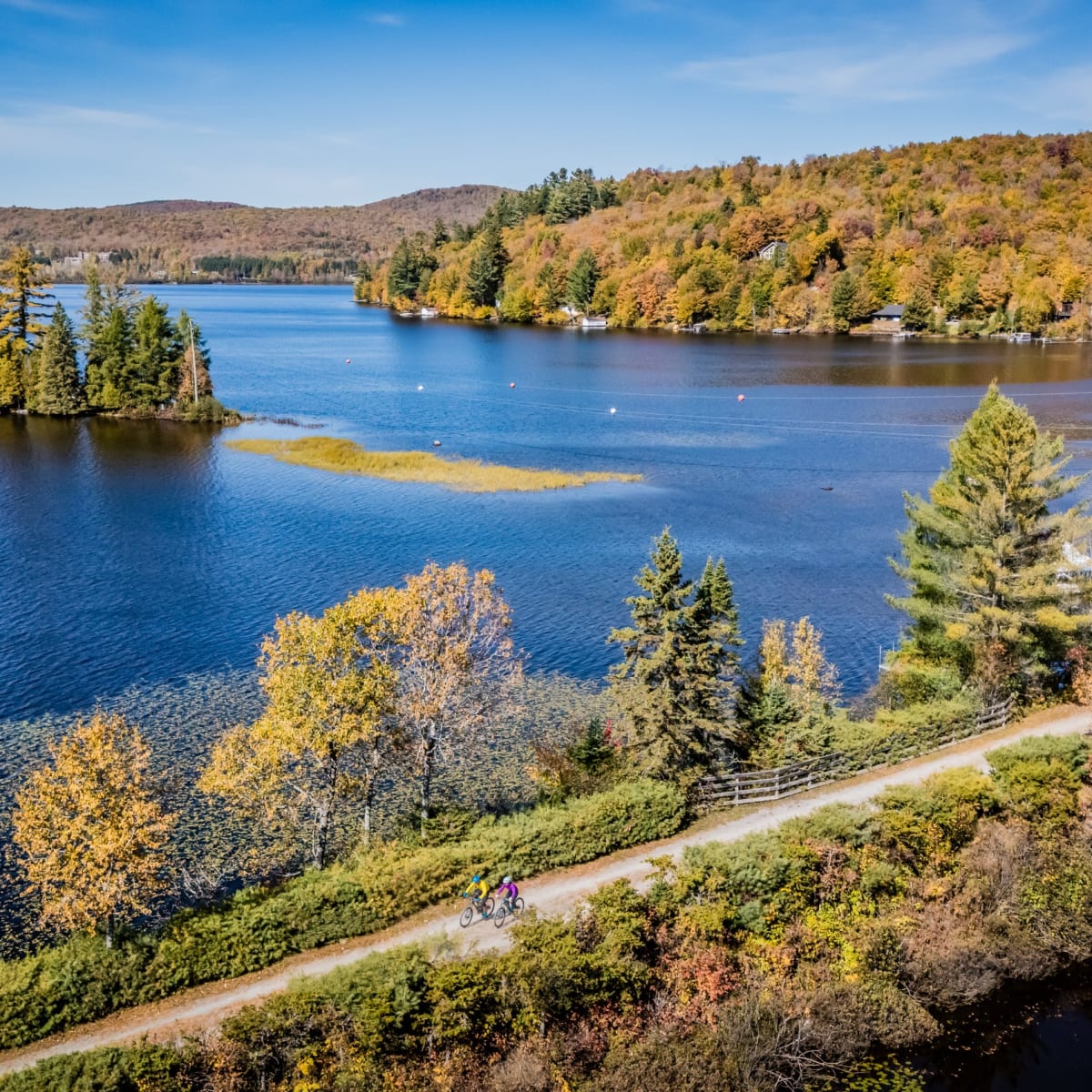 Piste cyclabe sur le bord d'un lac à l'automne.