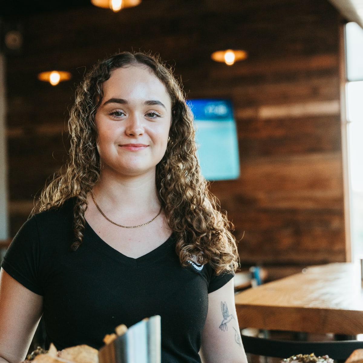 Server in a restaurant with dishes in Portneuf.