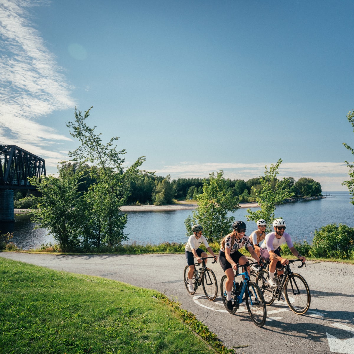 Cyclists on the Véloroute des Bleuets - Desbiens.