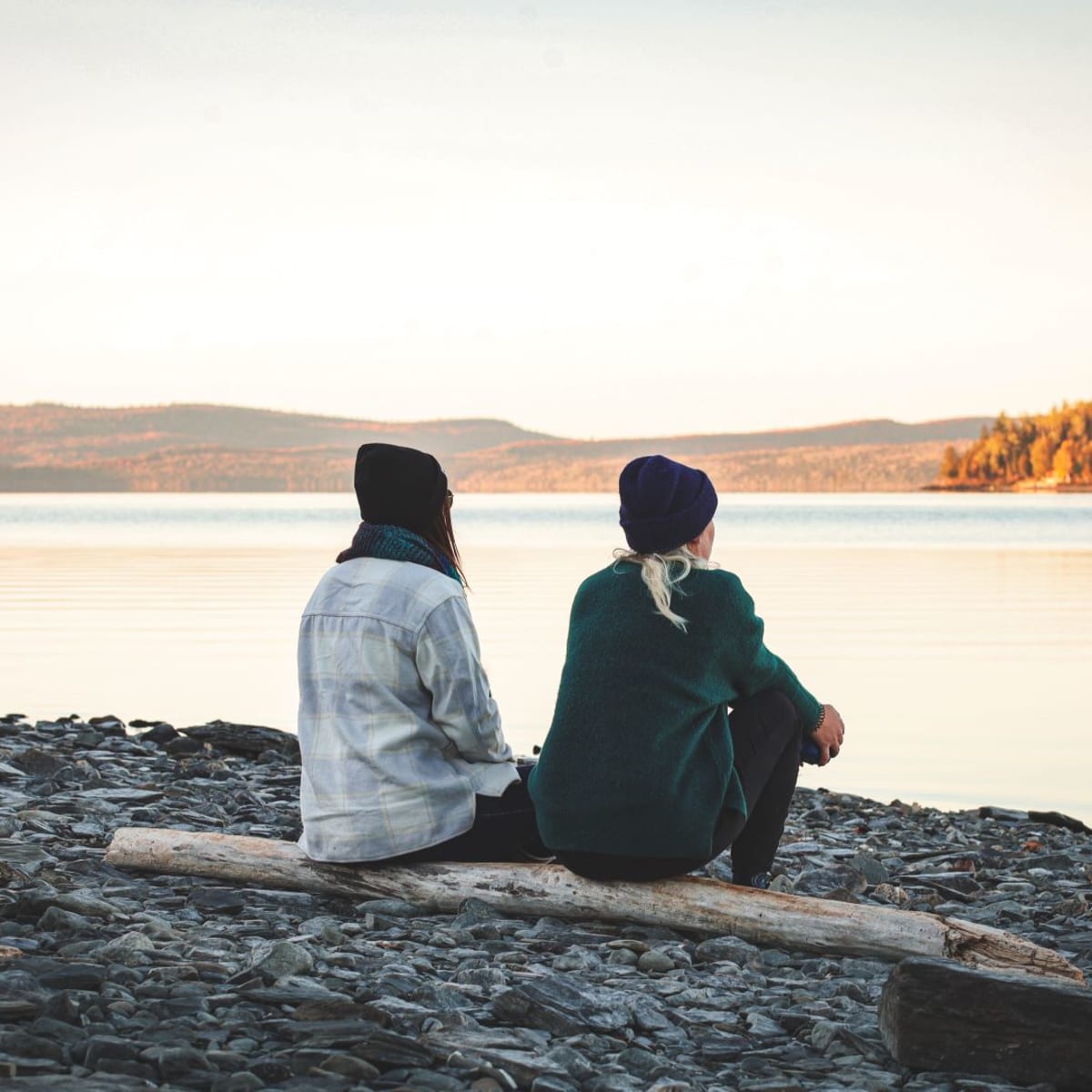 Deux femmes sur la plage.