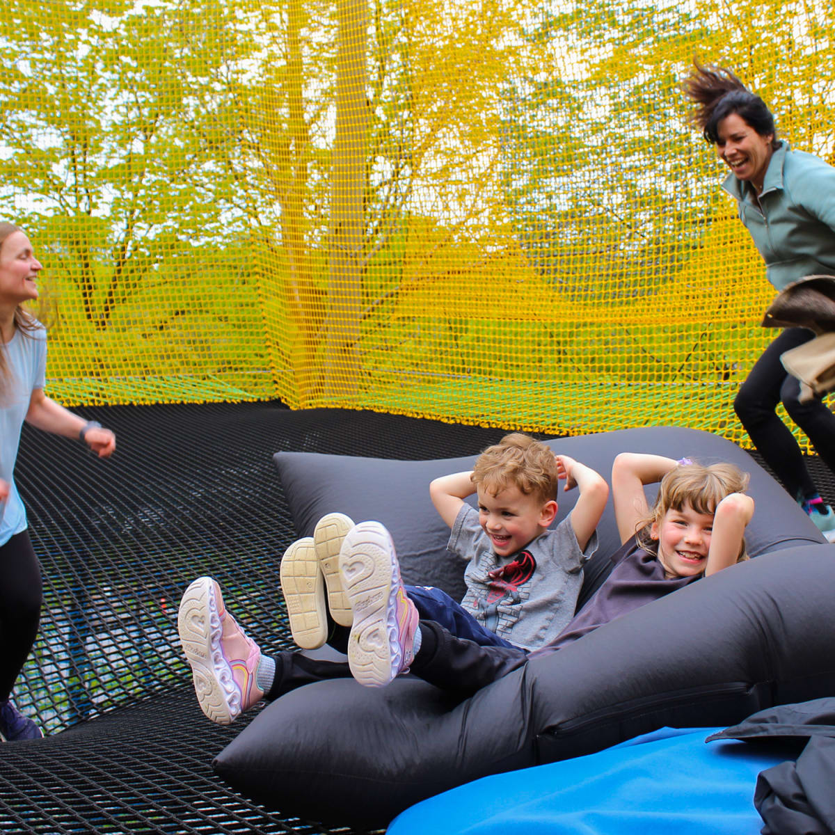 Famille dans les trampolines au upla arbraska mont-saint-gregoire.