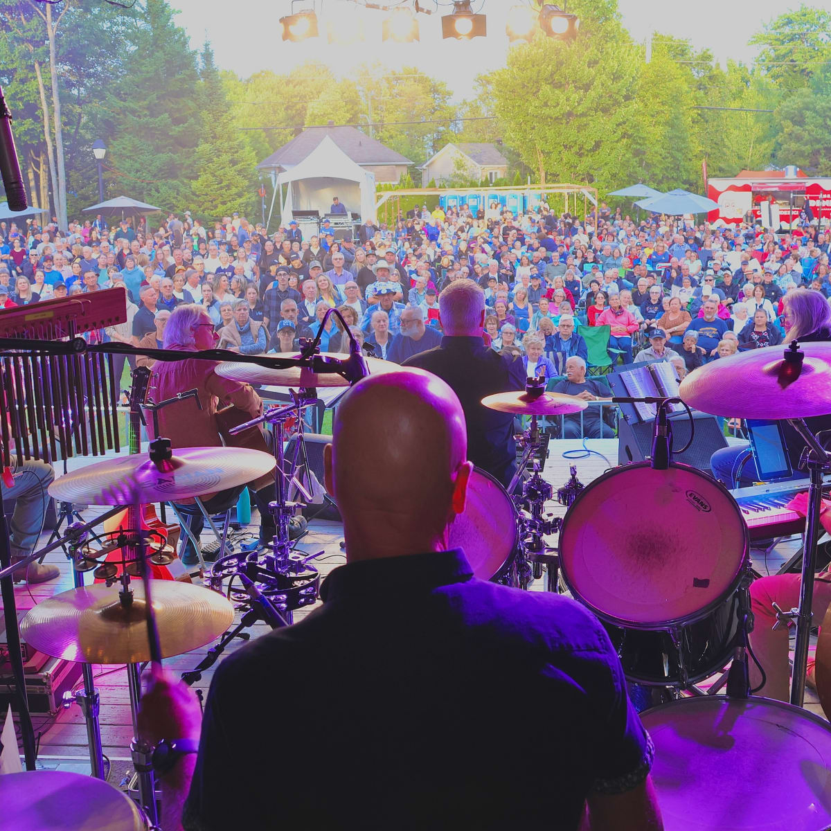 Foule et artistes à l'événement Vacances en spectacles.
