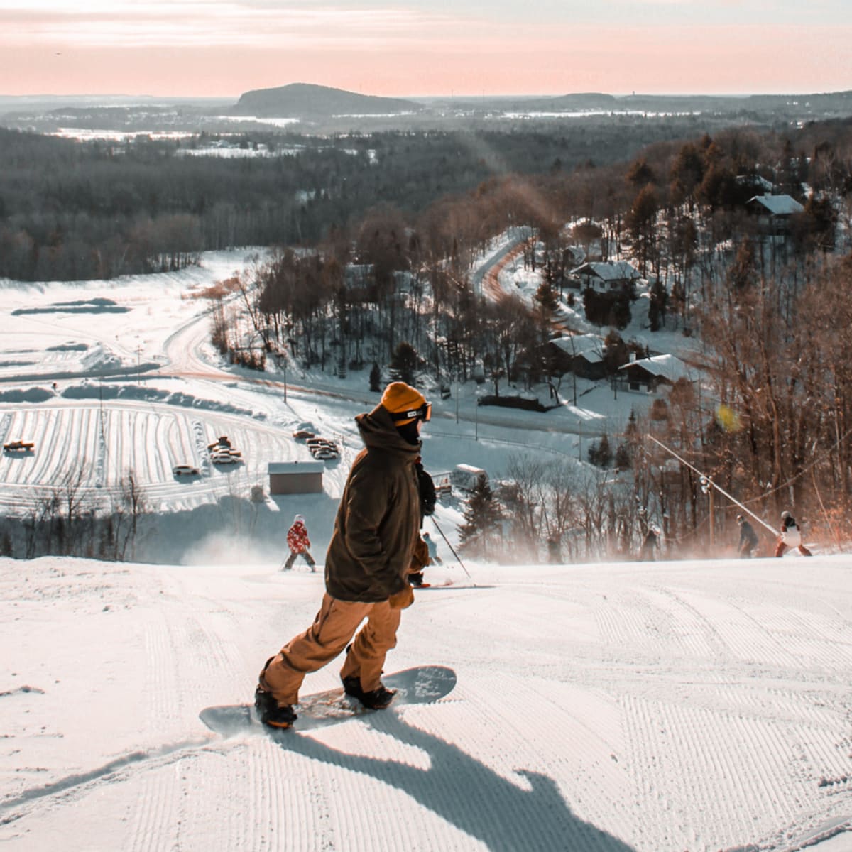 Person snowboarding at Vallée du Parc.