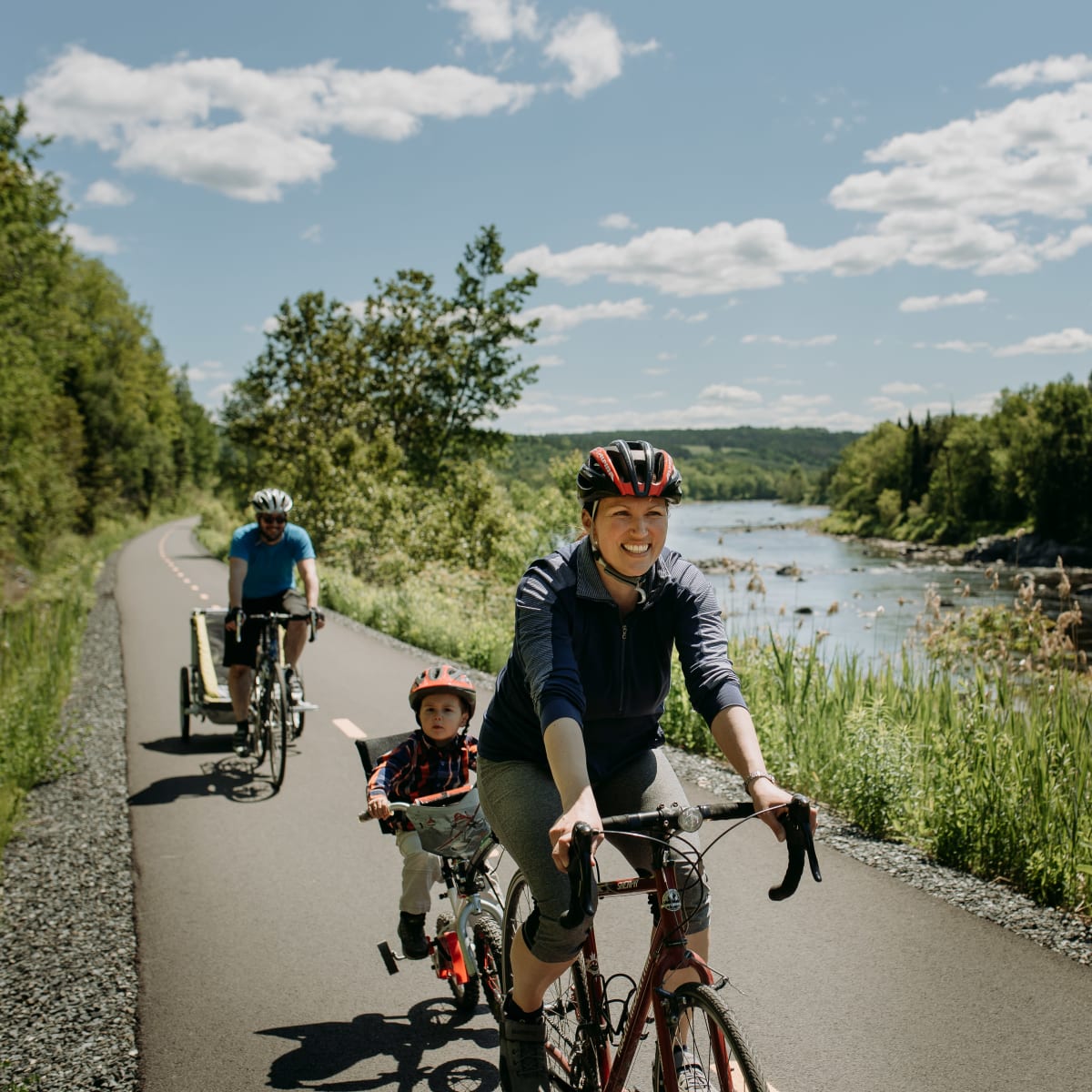 Famille en vélo à la Véloroute de la Chaudière.