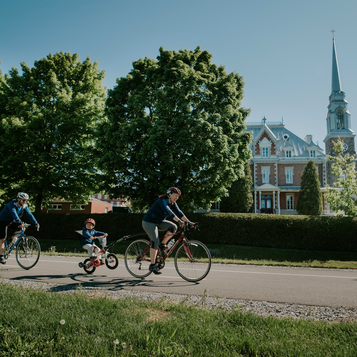 Famille en randonnée de vélo sur la Véloroute de la Chaudière.