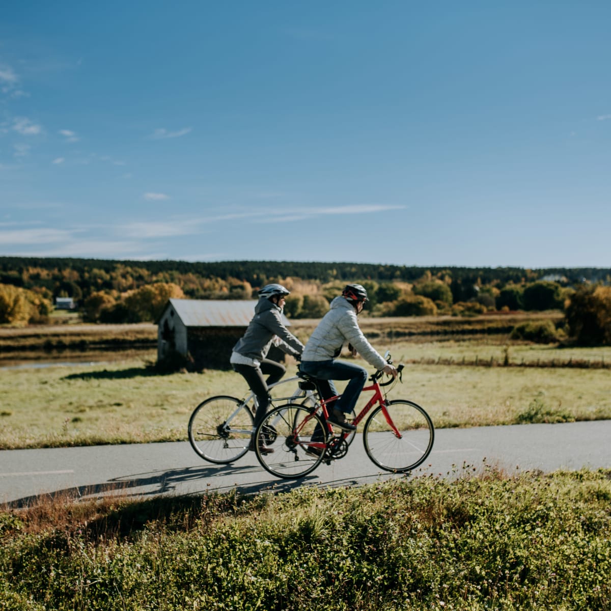 Deux personnes en vélo sur la Véloroute de la Chaudière.