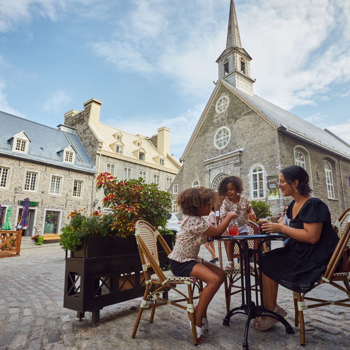 Famille attablée à la Place Royale de Québec