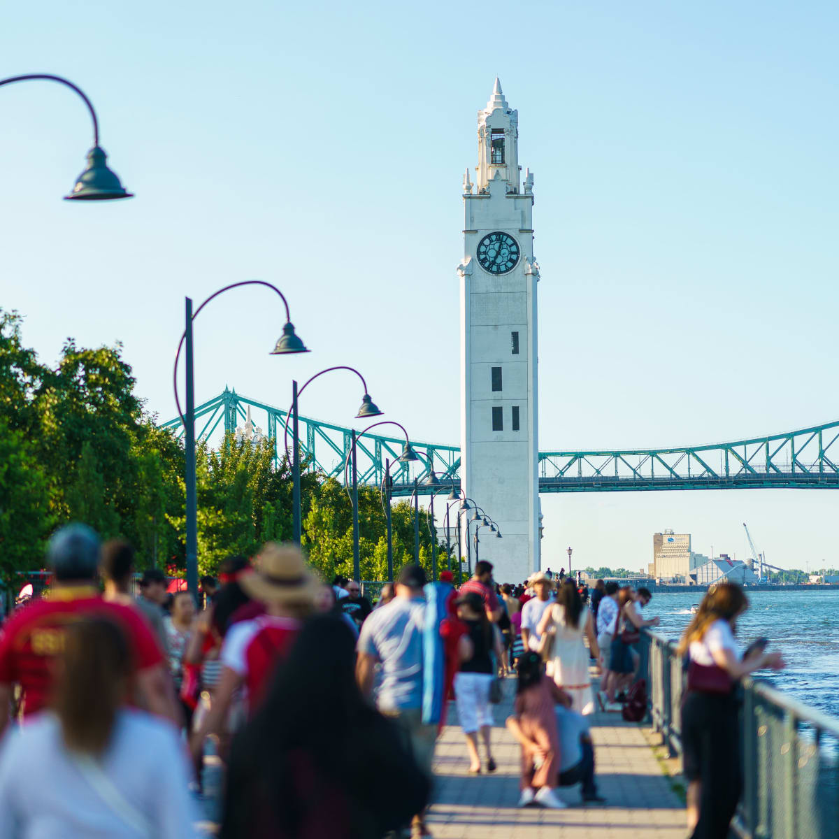 People strolling along the Quai de l'Horloge.