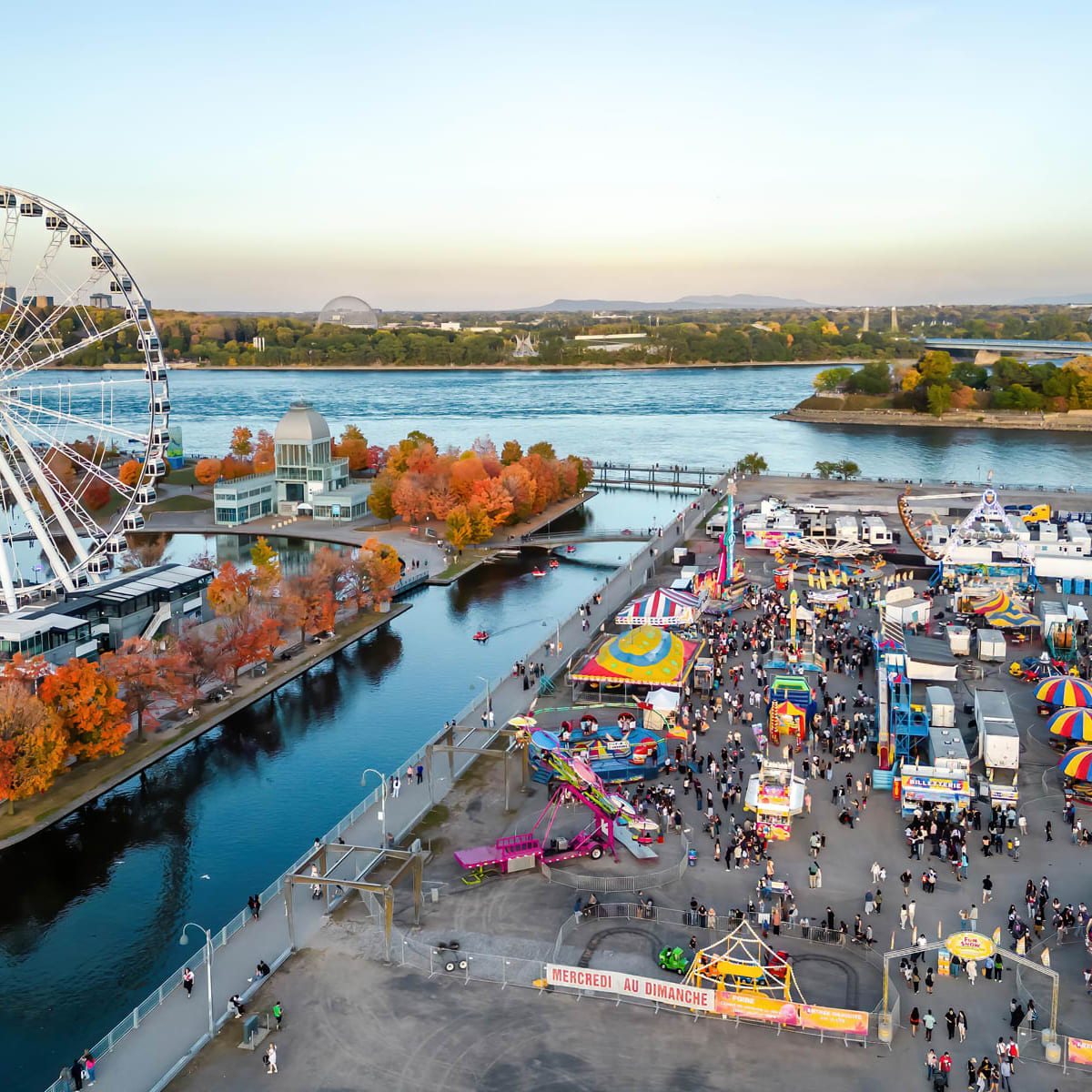 Vue aérienne à l'automne de la Grande Roue et d'un festival.