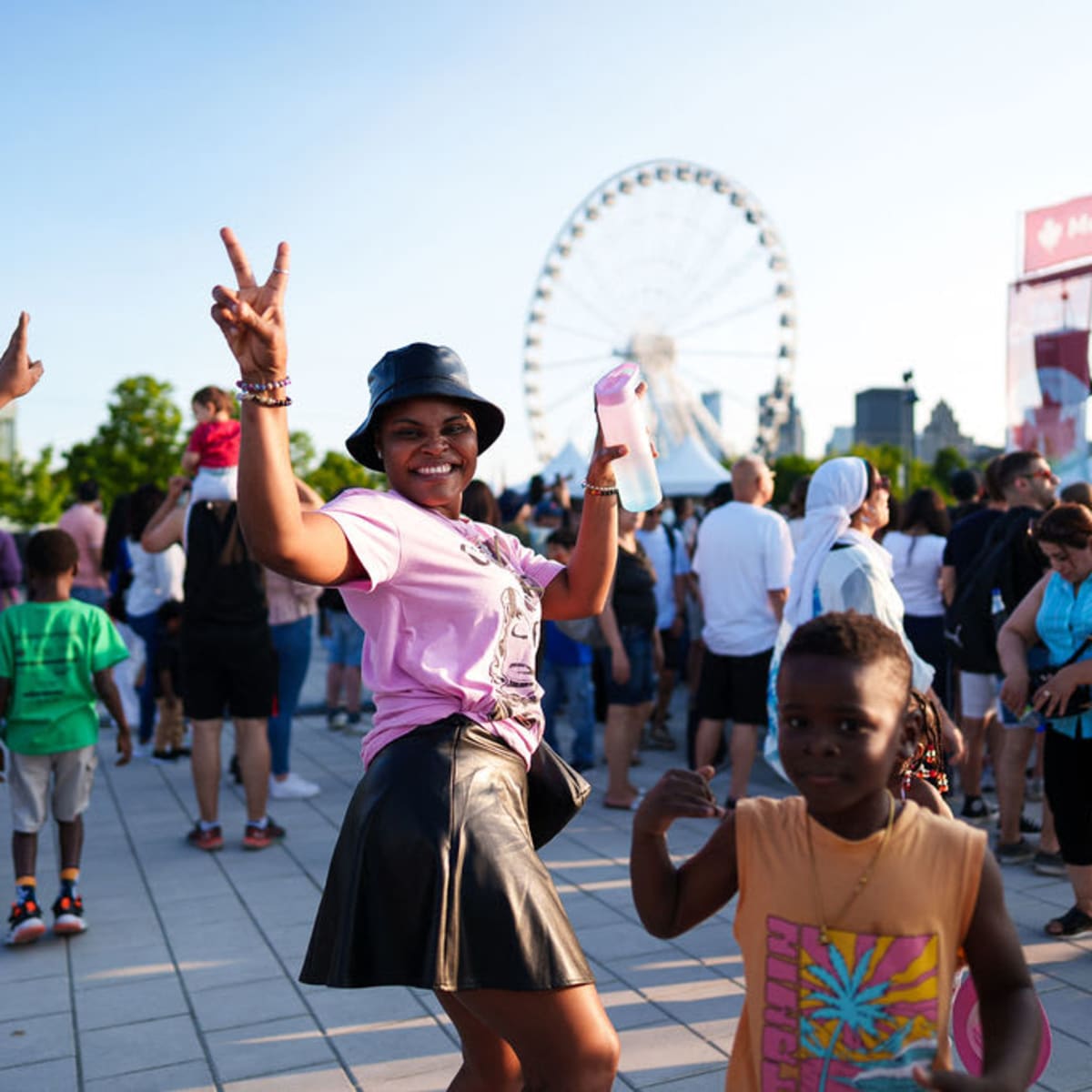 Femme dansant dans la foule.
