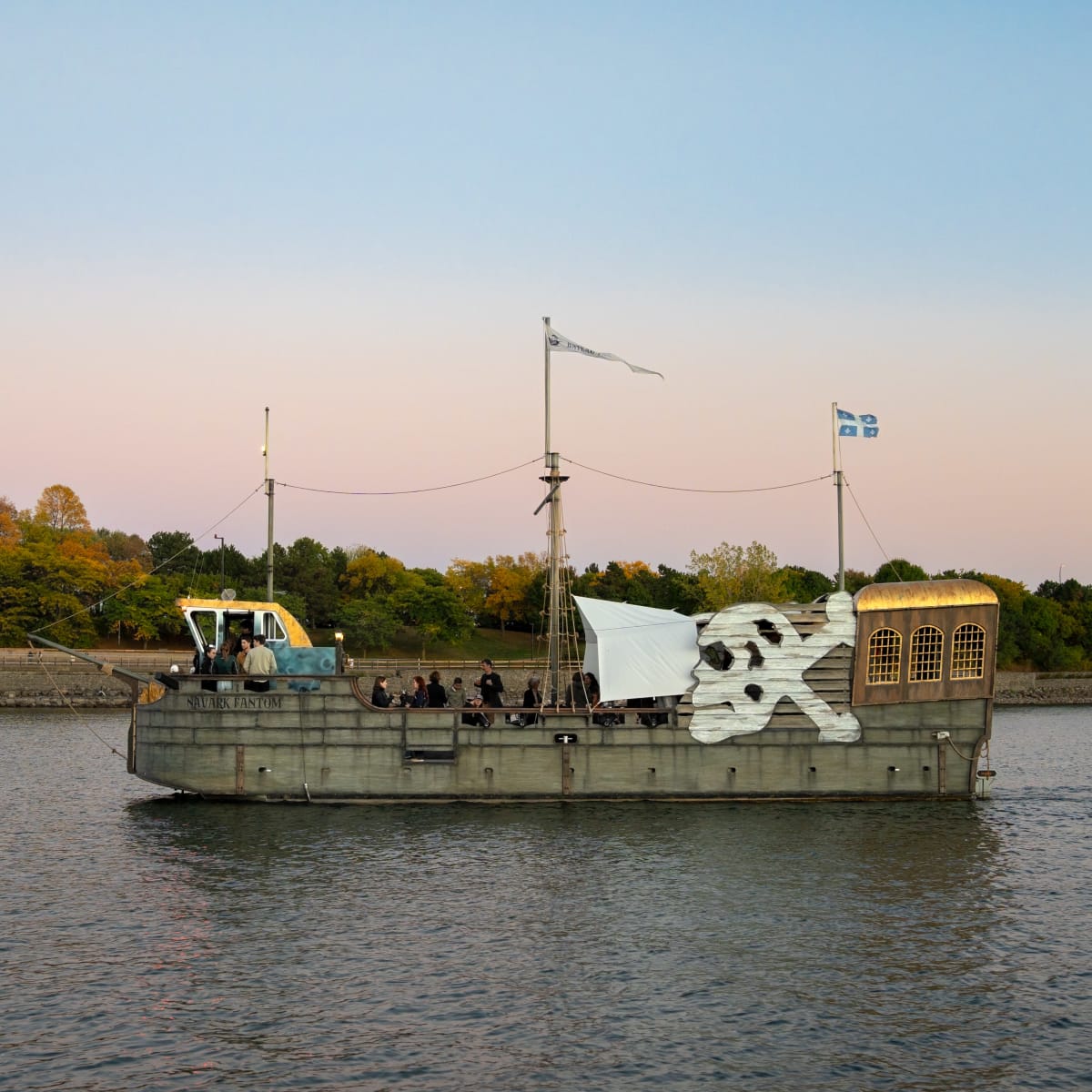 Bateau pirate sur l'eau.