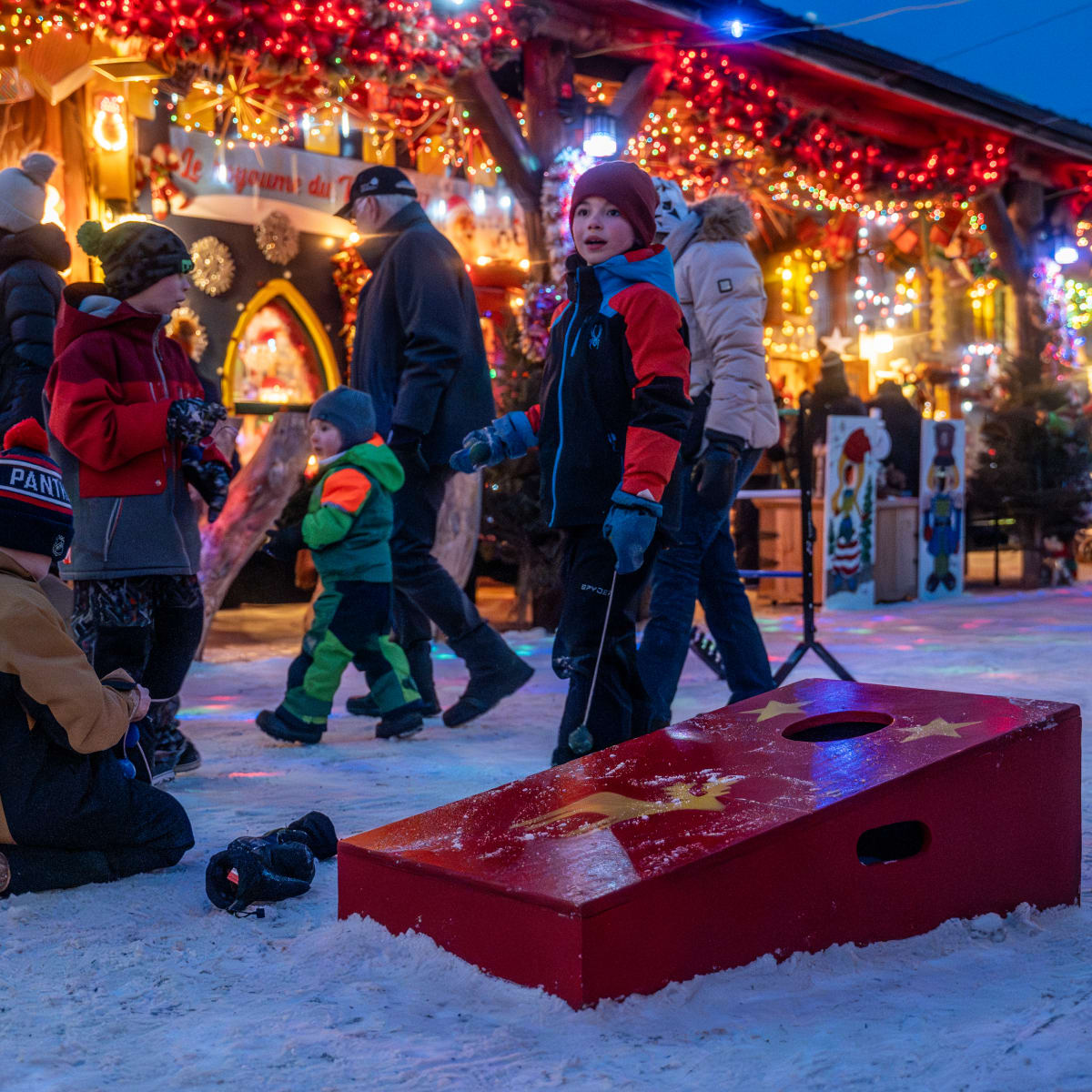 A game of beanbag toss at the Village de Noël - Sapins Goupil.