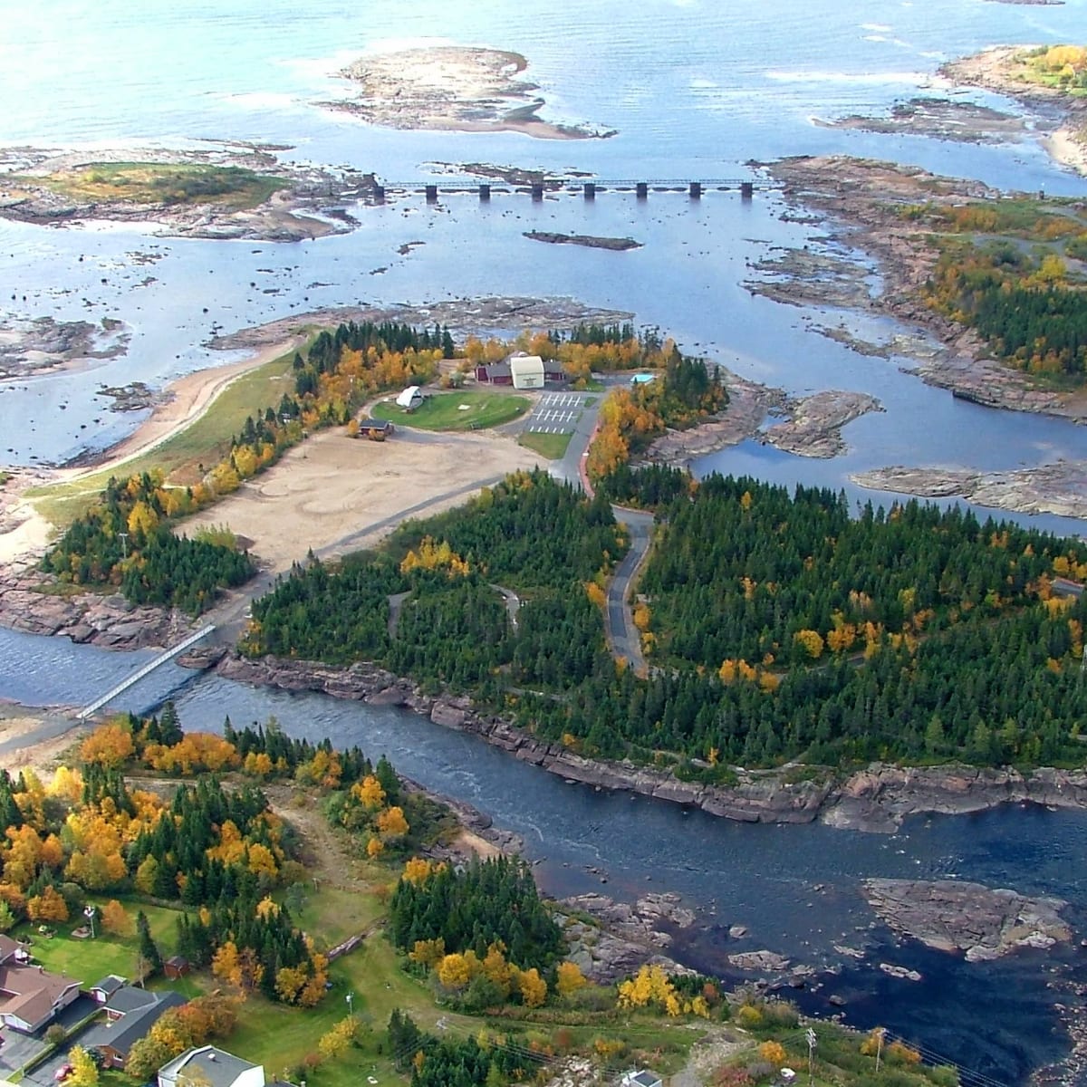 Aerial view of Café Graffiti and the lake.