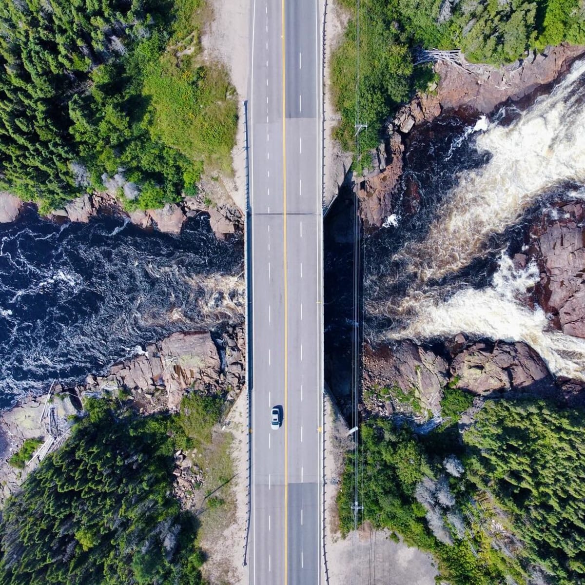 Aerial view of Route 138 and the Rivière-Aux-Rocher.