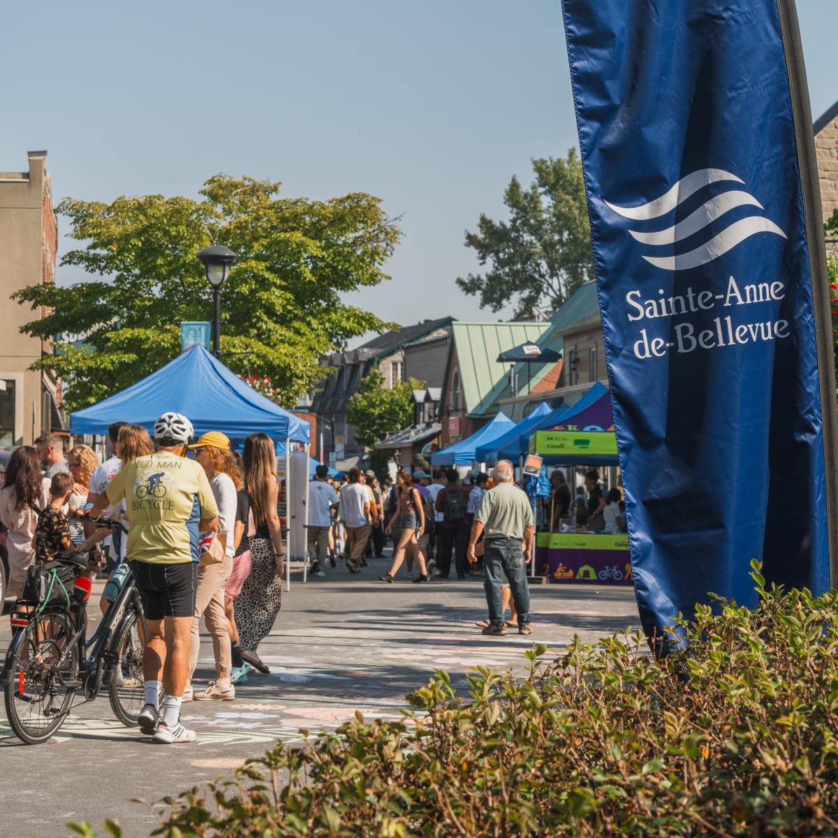 Rue piétonnière avec kiosques - Sainte-Anne-de-Bellevue.