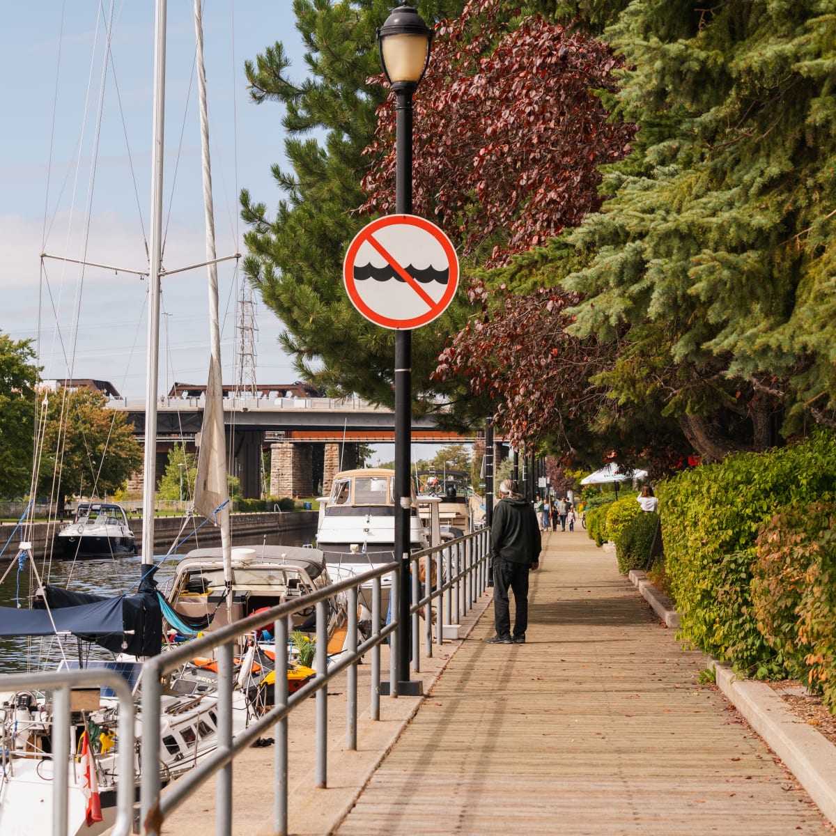 Promenade riveraine avec quelques bateaux - Sainte-Anne-de-Bellevue.