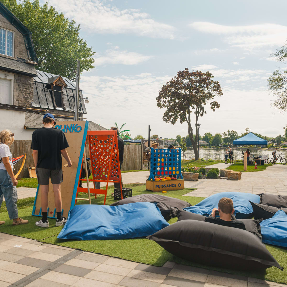 Air de repos avec jeux géant et grand coussin par terre - Sainte-Anne-de-Bellevue.