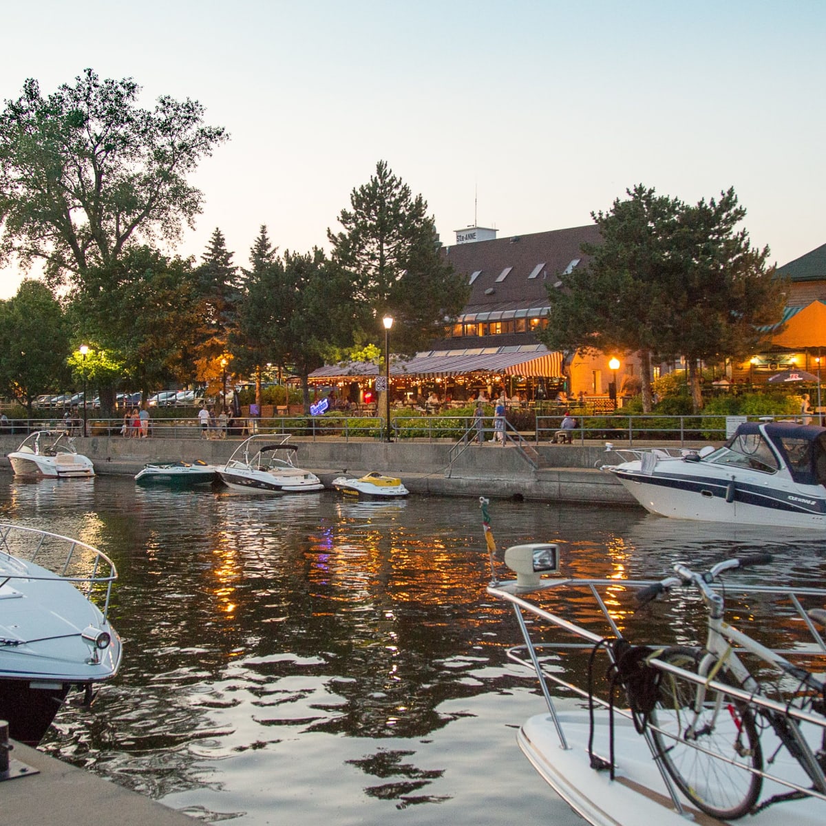 Canal et terrasses des restaurants à Sainte-Anne-de-Bellevue.