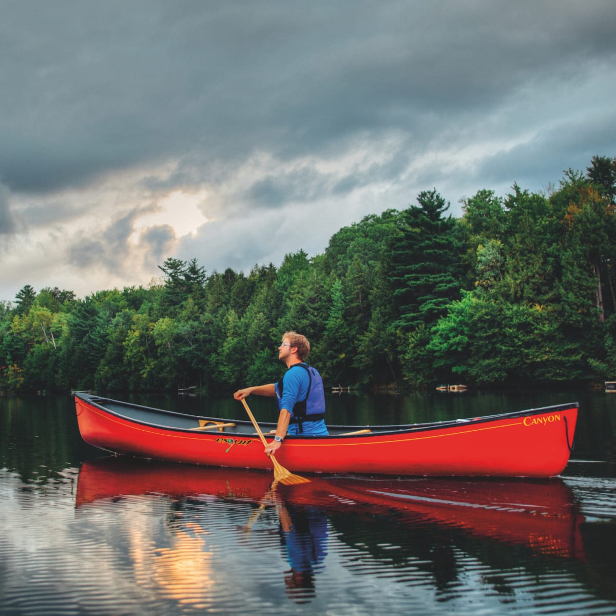 Sherbrooke : canoe on lake