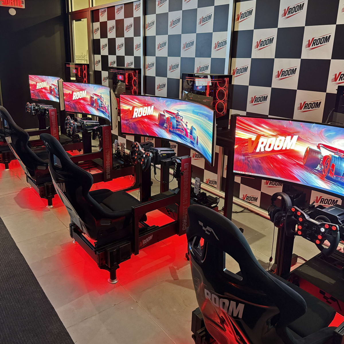Quatre simulateurs de course automobile à Vroom Simulation.
