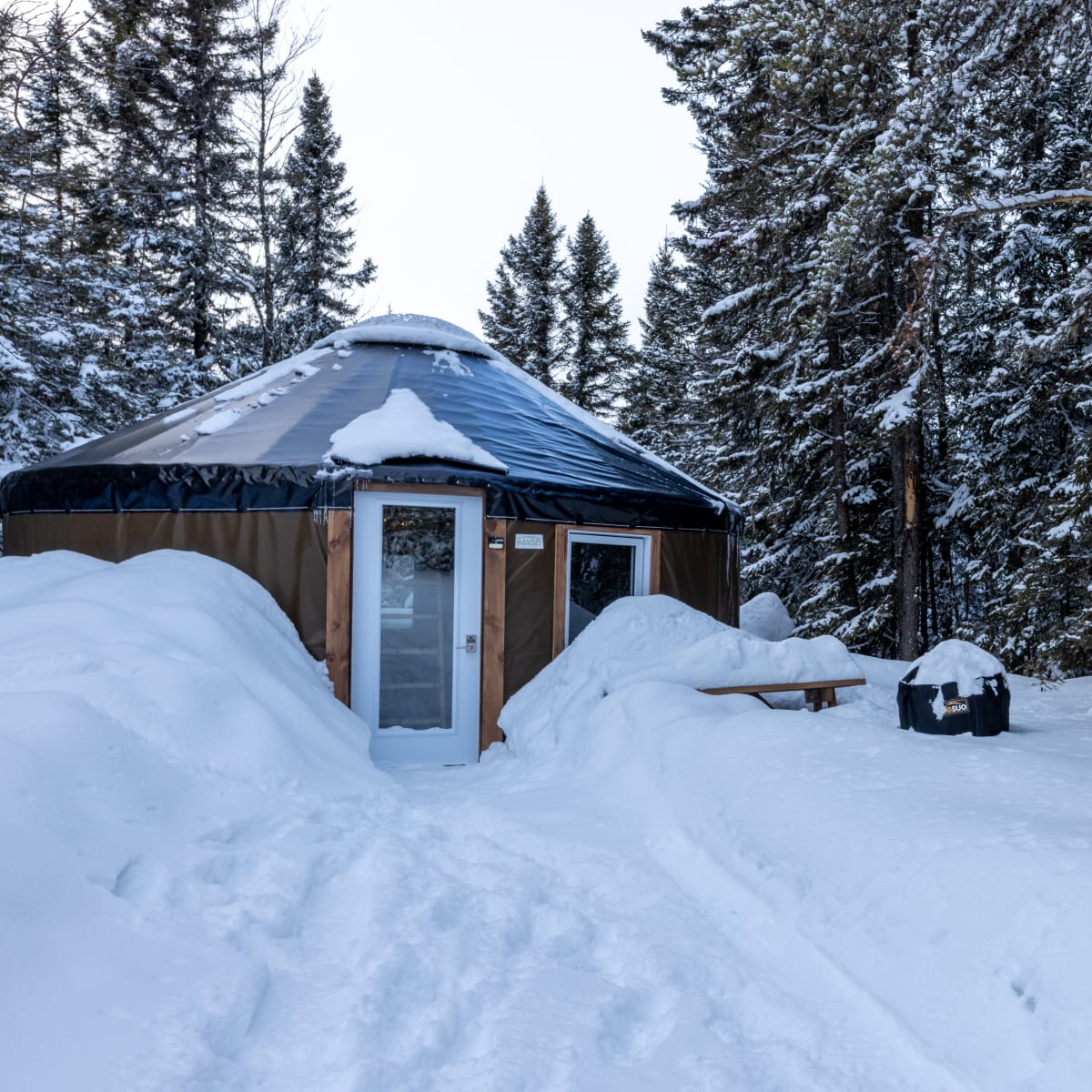 A yurt from Yourte Expérience Charlevoix in winter.