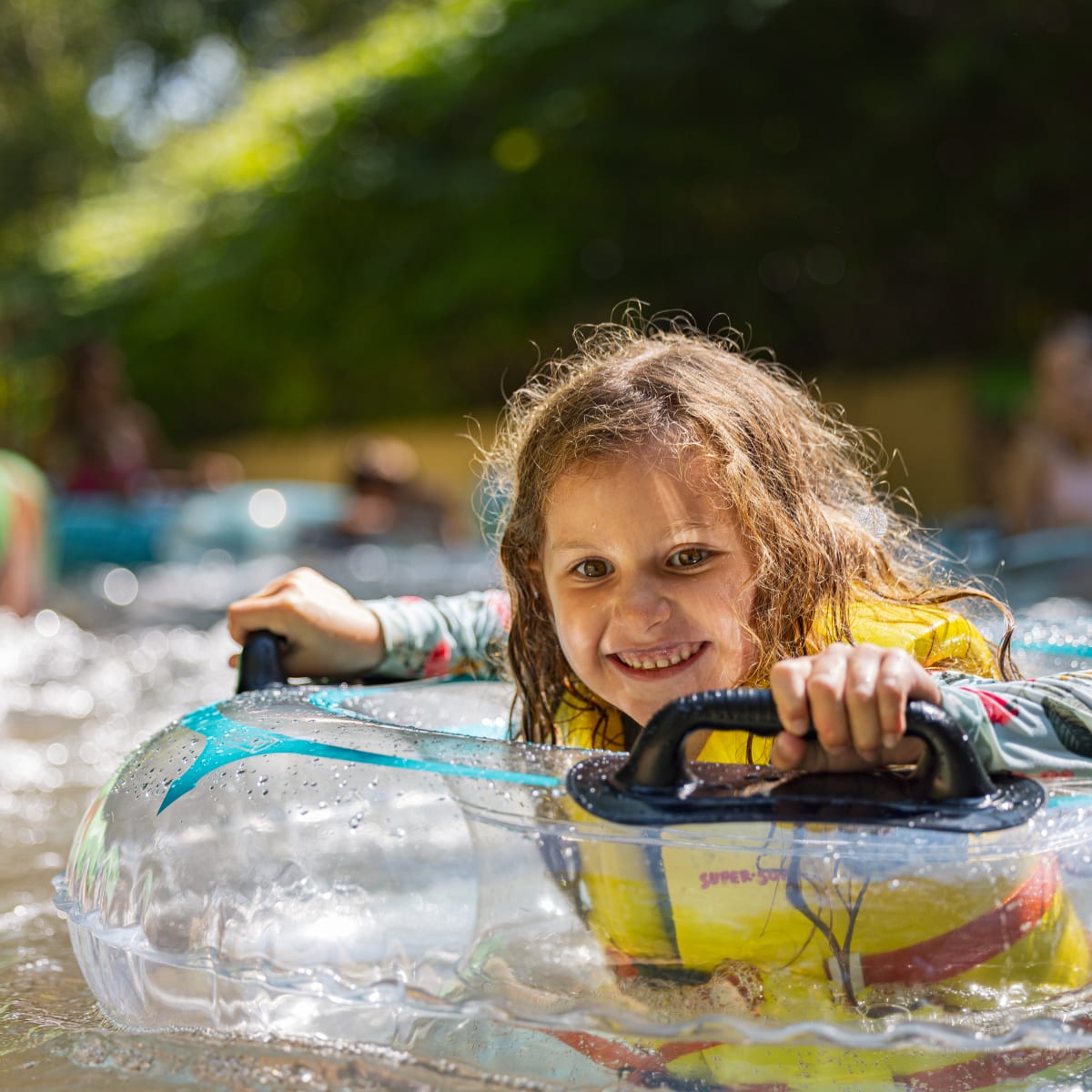 Fille au parc aquatique du Zoo de Granby.