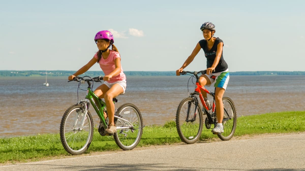 Femme et fillette à vélo au bord de l'eau - Mauricie