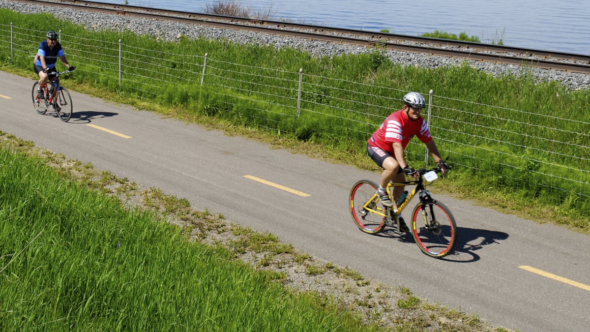 Trois personnes à vélo - Véloroute des Bleuets